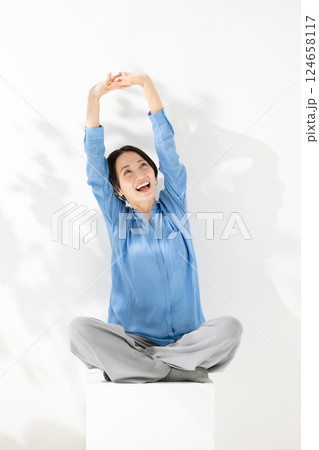 笑顔のカジュアル女性 124658117