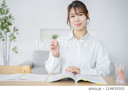 自宅で勉強する女性 124658301