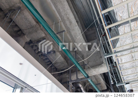 鉄骨造のロックウール耐火被覆と空調ダクト、ケーブルラック 124658307