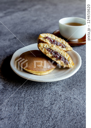 日本の和菓子どら焼き 日本の和菓子どら焼き 124658620