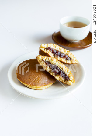 白背景の日本の和菓子どら焼き 124658621