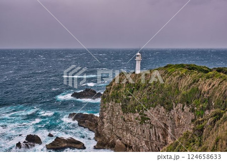 悪天候で荒れ狂う足摺岬 124658633