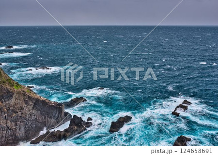悪天候で荒れ狂う足摺岬 124658691