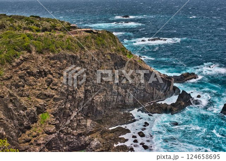 悪天候で荒れ狂う足摺岬 悪天候で荒れ狂う足摺岬 124658695