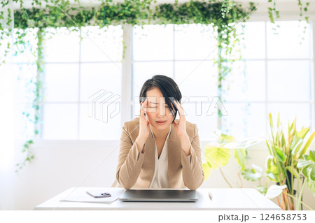 ナチュラルテイストなオフィスで悩むミドルの女性 124658753