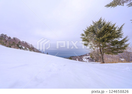 春の訪れの近い雪景色のゲレンデ 124658826