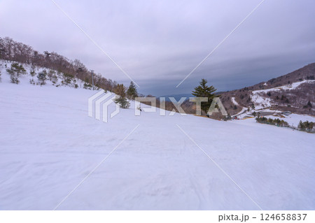 春の訪れの近い雪景色のゲレンデ 124658837