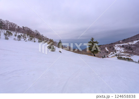 春の訪れの近い雪景色のゲレンデ 124658838