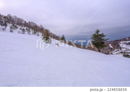 春の訪れの近い雪景色のゲレンデ 124658839