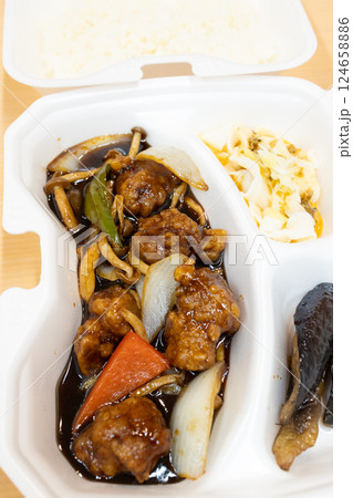 おいしい中華料理、黒酢酢豚弁当 124658886