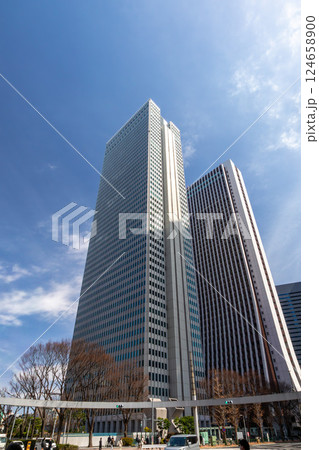 青空にそびえ立つ西新宿の超高層ビル、新宿野村ビルと損保ジャパン本社ビル 124658900