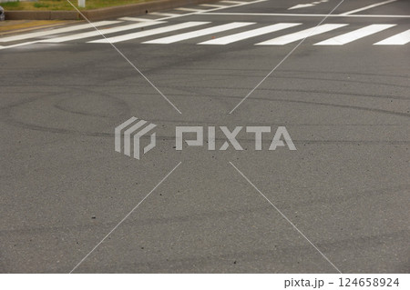 【モータースポーツ】タイヤ痕 【モータースポーツ】タイヤ痕 124658924