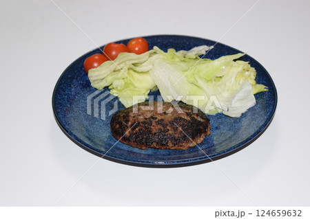 ハンバーグとサラダ 124659632