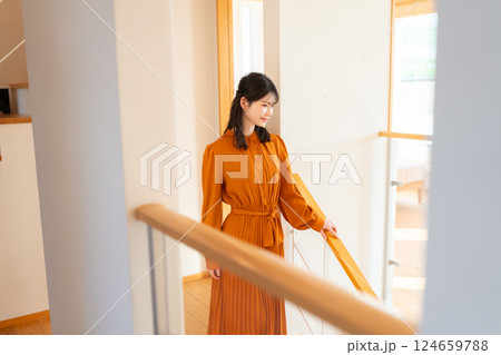 階段を下る若い女性 階段を下る若い女性 124659788