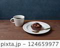 チョコレートカップケーキとコーヒー 木のテーブル 124659977
