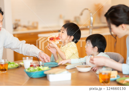 四人家族の食卓	 124660130