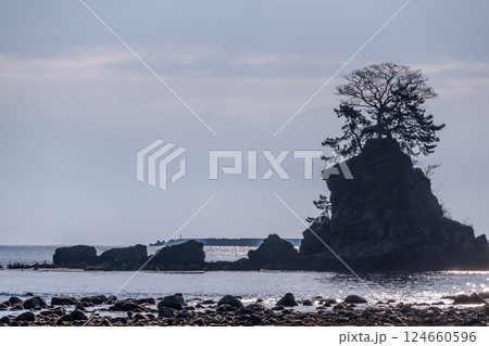 静かな波の富山湾と幻想的な朝を迎えた雨晴海岸の景色|富山県高岡市 静かな波の富山湾と幻想的な朝を迎えた雨晴海岸の景色|富山県高岡市 124660596
