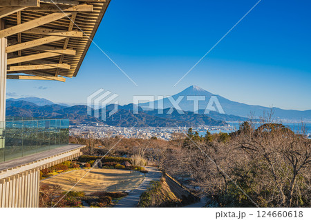 静岡市にある冬の晴れた日の朝の日本平の風景(静岡県) 124660618