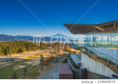 静岡市にある冬の晴れた日の朝の日本平夢テラス展望回廊から見た風景(静岡県) 静岡市にある冬の晴れた日の朝の日本平夢テラス展望回廊から見た風景(静岡県) 124660619