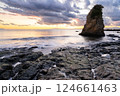 神奈川県横須賀市　夕暮れの秋谷の立石 124661463