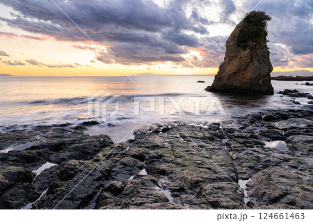 神奈川県横須賀市 夕暮れの秋谷の立石 神奈川県横須賀市 夕暮れの秋谷の立石 124661463
