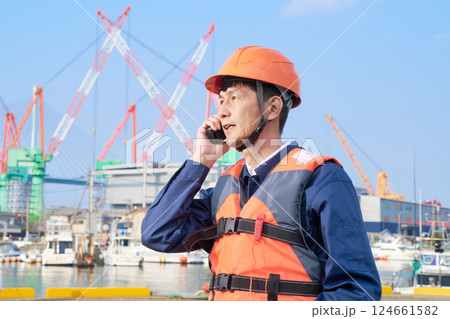 港湾作業に従事する男性作業員 124661582