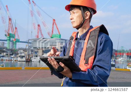 港湾作業に従事する男性作業員 124661587