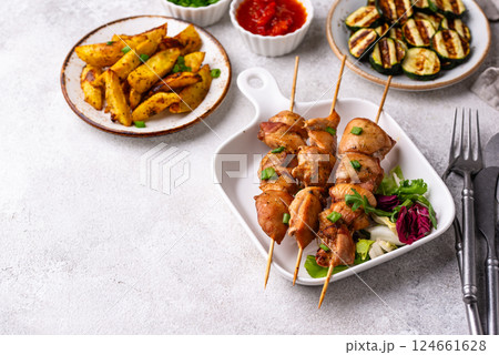 Chicken skewers kebab with vegetables Chicken skewers kebab with vegetables 124661628
