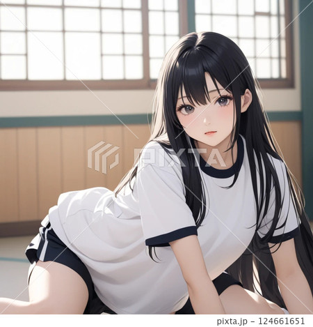 座る体操着の女子生徒 124661651