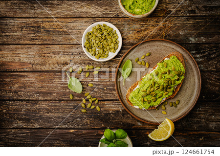 Healthy avocado toast 124661754