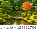 日本庭園の秋：紅葉と池のある静寂な風景 124662706