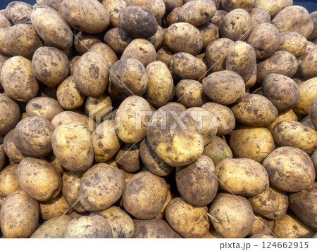 Young potatoes lie in a basket in a store for sale 124662915