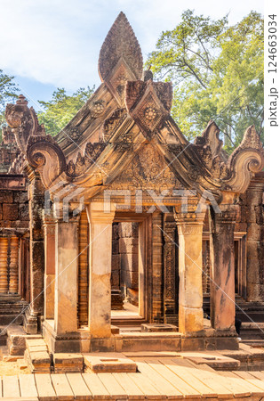 Hidden in jungles hindu Banteay Srei khmer ruined temple entrance, Angkor Archaeological Park, Siem Reap, Cambodia 124663034