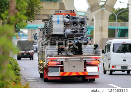 仮設材を運搬するトラック 124663586