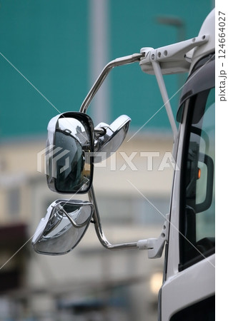 トラックのサイドミラー 124664027