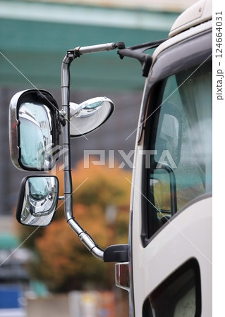 トラックのサイドミラー 124664031