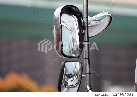 トラックのサイドミラー 124664032