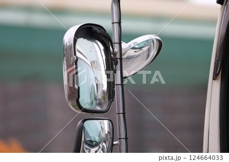 トラックのサイドミラー 124664033