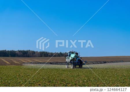 A self-propelled high-maintenance sprayer applies liquid fertilizers 124664127