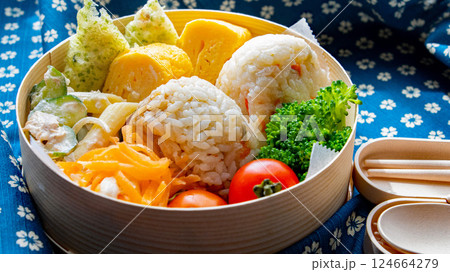 風呂敷を開いて丸わっぱの手作りおにぎり弁当 風呂敷を開いて丸わっぱの手作りおにぎり弁当 124664279