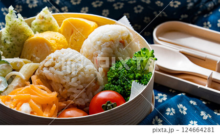 丸わっぱに詰めた彩り鮮やかな手作りおにぎり弁当 丸わっぱに詰めた彩り鮮やかな手作りおにぎり弁当 124664281
