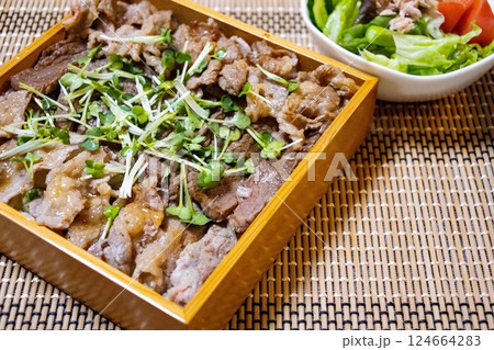 美味しそうな焼き肉弁当 美味しそうな焼き肉弁当 124664283