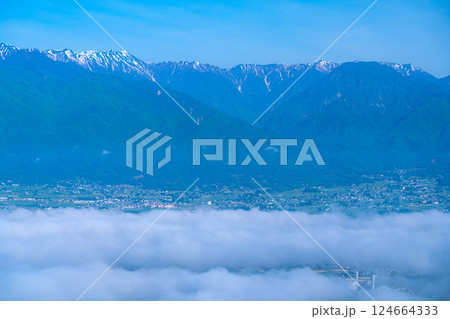 【雲海素材】長峰山から見る初夏の安曇野市の雲海【長野県】 【雲海素材】長峰山から見る初夏の安曇野市の雲海【長野県】 124664333