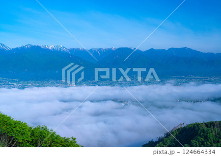 【雲海素材】長峰山から見る初夏の安曇野市の雲海【長野県】 124664334