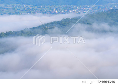 【雲海素材】長峰山から見る初夏の安曇野市の雲海【長野県】 【雲海素材】長峰山から見る初夏の安曇野市の雲海【長野県】 124664340