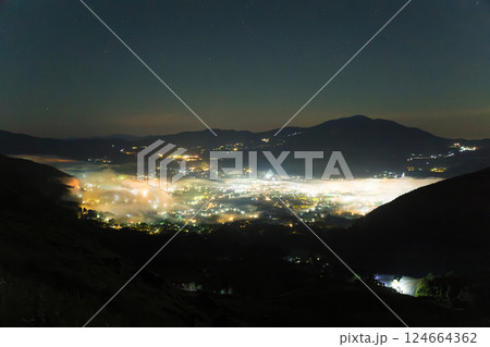 湯布院の未明の朝霧（大分県由布市湯布院） 124664362