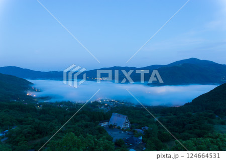 湯布院の朝霧（大分県由布市湯布院） 124664531