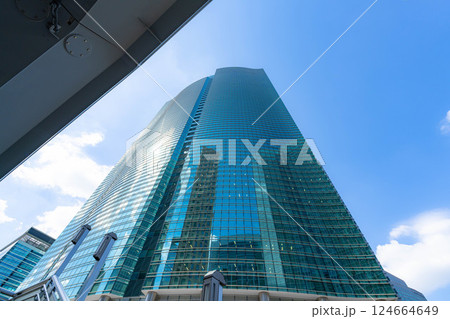 【都市風景】初夏の東京・新橋付近のビル群【東京都】 124664649
