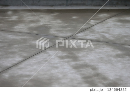 雨で湿った土間コンクリートの表面 雨で湿った土間コンクリートの表面 124664885