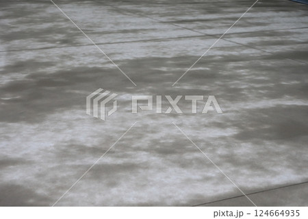 雨で湿った土間コンクリートの表面 124664935